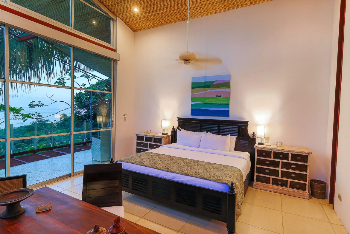 CASA FANTASTICA PROPERTY WITH TEN BEDROOMS AND OCEAN VIEWS, IN MANUEL ANTONIO – 1.3 ACRES