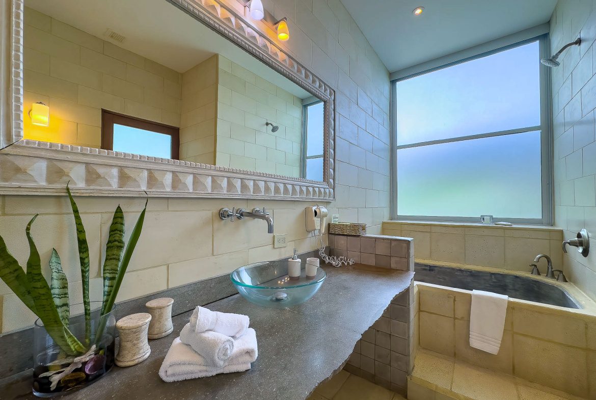 CASA FANTASTICA PROPERTY WITH TEN BEDROOMS AND OCEAN VIEWS, IN MANUEL ANTONIO – 1.3 ACRES