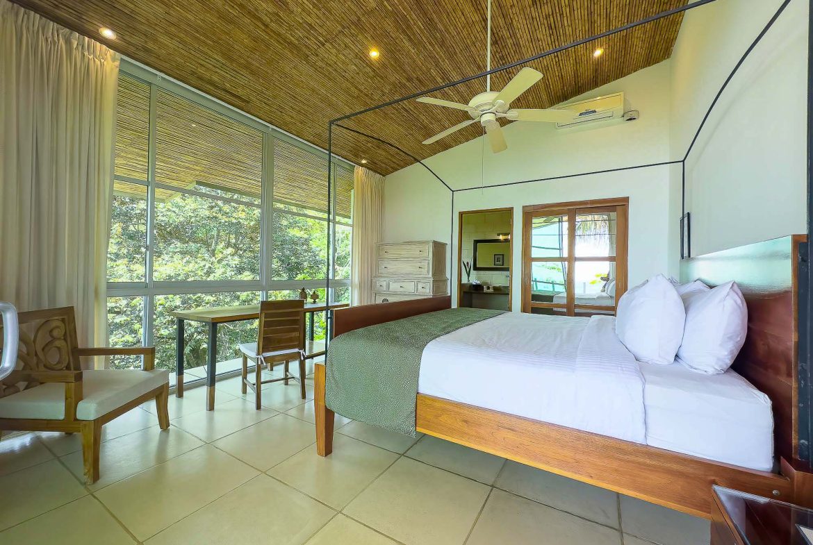CASA FANTASTICA PROPERTY WITH TEN BEDROOMS AND OCEAN VIEWS, IN MANUEL ANTONIO – 1.3 ACRES