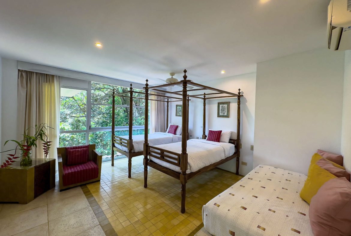 CASA FANTASTICA PROPERTY WITH TEN BEDROOMS AND OCEAN VIEWS, IN MANUEL ANTONIO – 1.3 ACRES