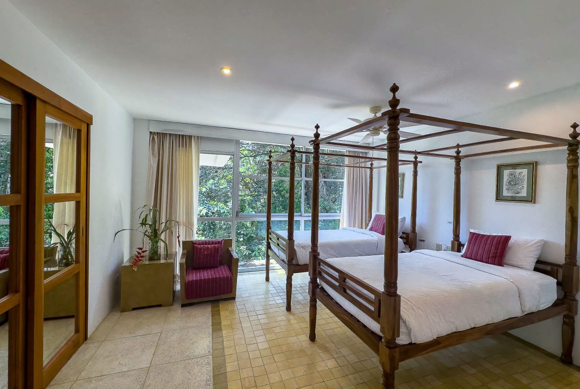 CASA FANTASTICA PROPERTY WITH TEN BEDROOMS AND OCEAN VIEWS, IN MANUEL ANTONIO – 1.3 ACRES