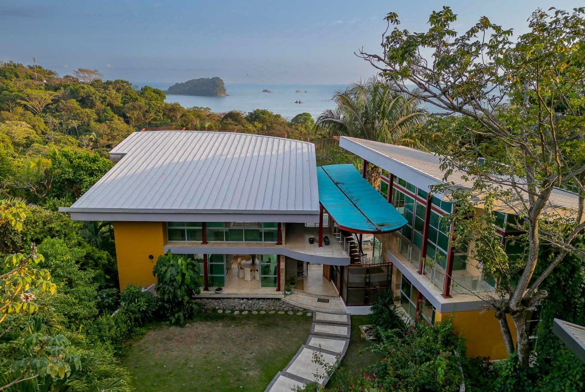CASA FANTASTICA PROPERTY WITH TEN BEDROOMS AND OCEAN VIEWS, IN MANUEL ANTONIO – 1.3 ACRES