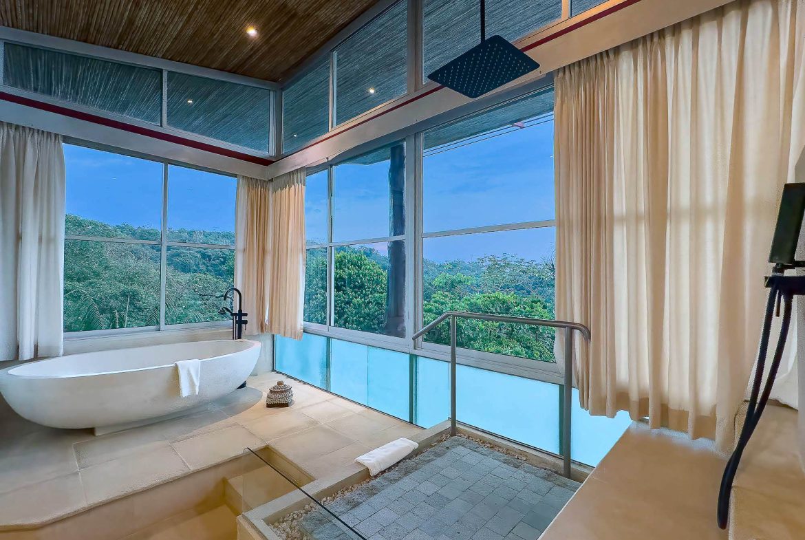 CASA FANTASTICA PROPERTY WITH TEN BEDROOMS AND OCEAN VIEWS, IN MANUEL ANTONIO – 1.3 ACRES