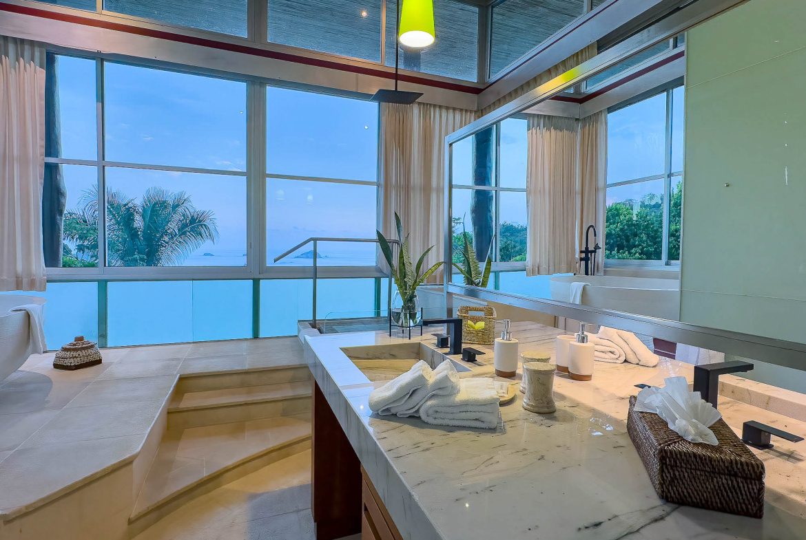 CASA FANTASTICA PROPERTY WITH TEN BEDROOMS AND OCEAN VIEWS, IN MANUEL ANTONIO – 1.3 ACRES