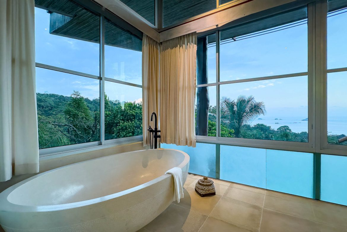 CASA FANTASTICA PROPERTY WITH TEN BEDROOMS AND OCEAN VIEWS, IN MANUEL ANTONIO – 1.3 ACRES