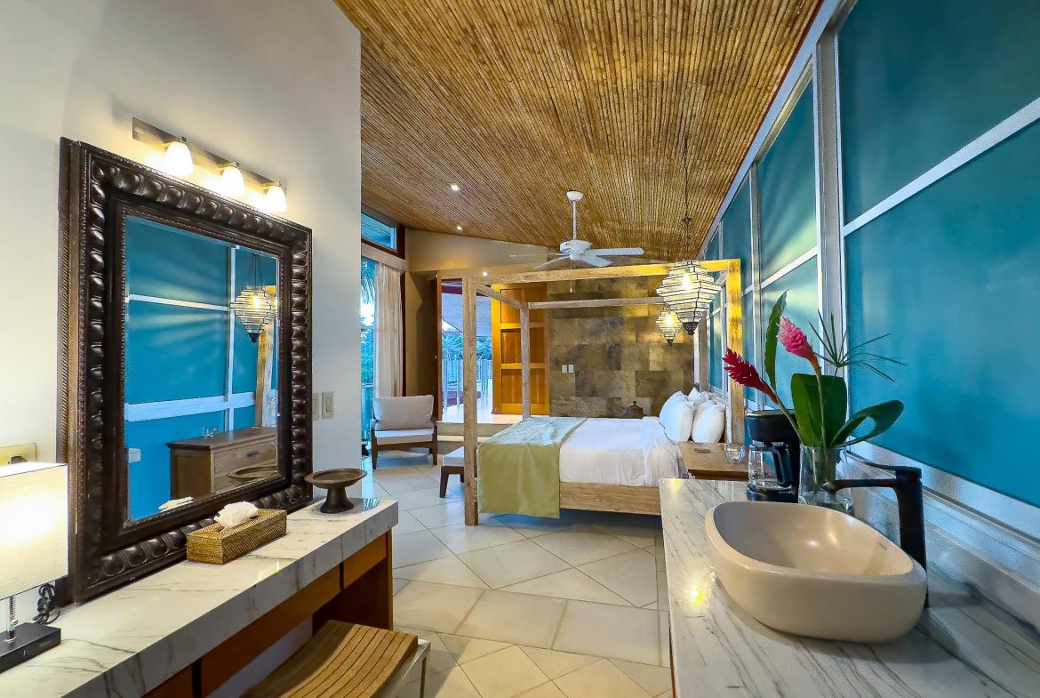 CASA FANTASTICA PROPERTY WITH TEN BEDROOMS AND OCEAN VIEWS, IN MANUEL ANTONIO – 1.3 ACRES