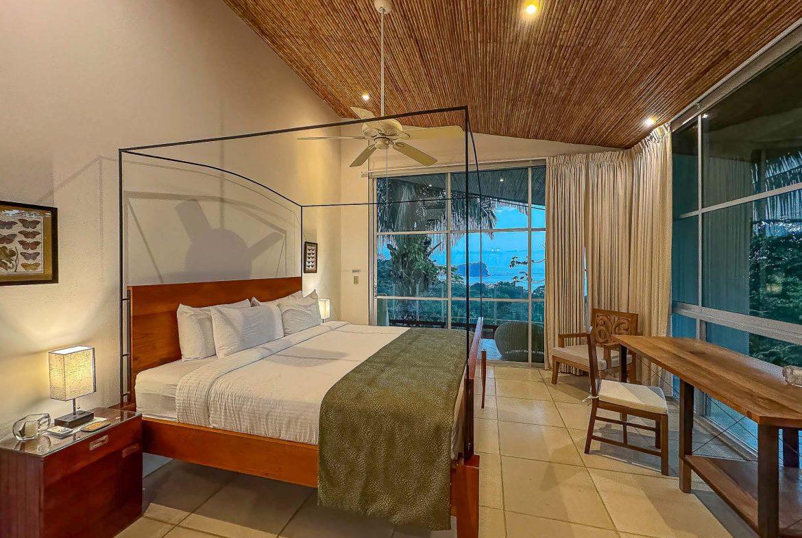 CASA FANTASTICA PROPERTY WITH TEN BEDROOMS AND OCEAN VIEWS, IN MANUEL ANTONIO – 1.3 ACRES