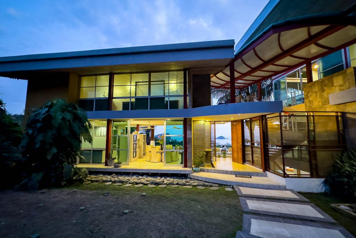 CASA FANTASTICA PROPERTY WITH TEN BEDROOMS AND OCEAN VIEWS, IN MANUEL ANTONIO – 1.3 ACRES
