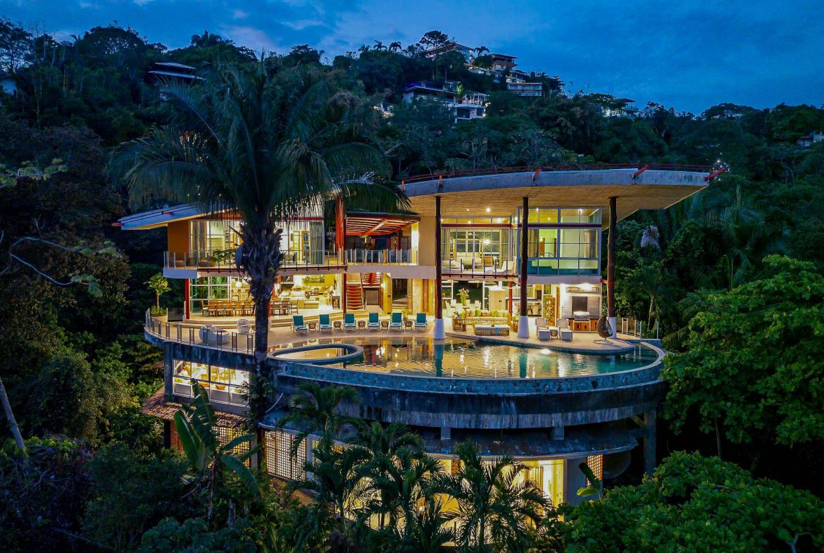 CASA FANTASTICA PROPERTY WITH TEN BEDROOMS AND OCEAN VIEWS, IN MANUEL ANTONIO – 1.3 ACRES