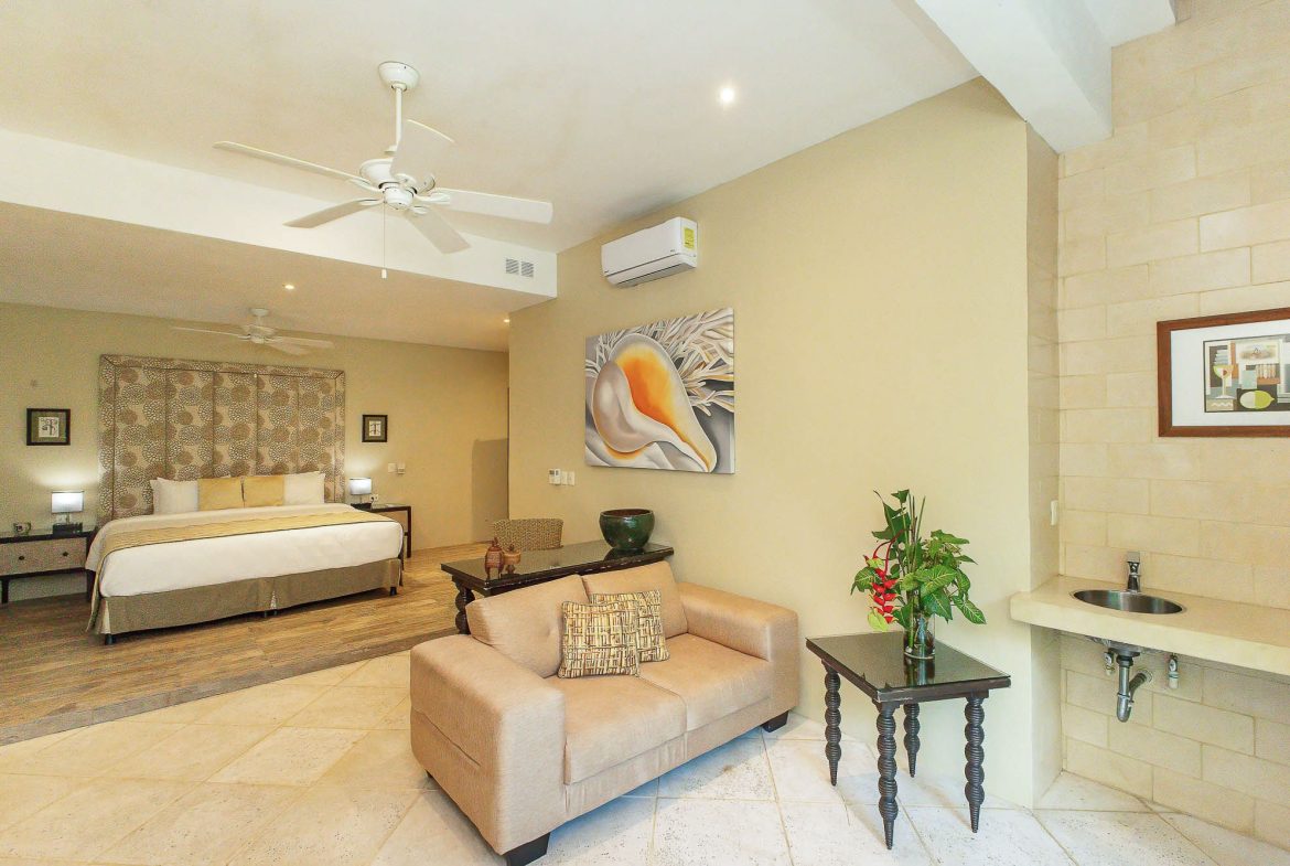 CASA FANTASTICA PROPERTY WITH TEN BEDROOMS AND OCEAN VIEWS, IN MANUEL ANTONIO – 1.3 ACRES