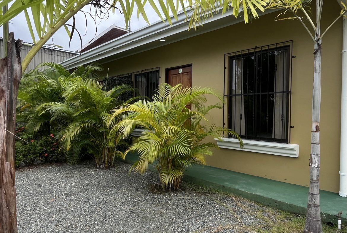 PROPERTY WITH FOUR BEDROOMS A STEPS OF THE BEACH, IN BAHIA BALLENA – 0.11 ACRES, Uvita, Costa Rica — photo 4