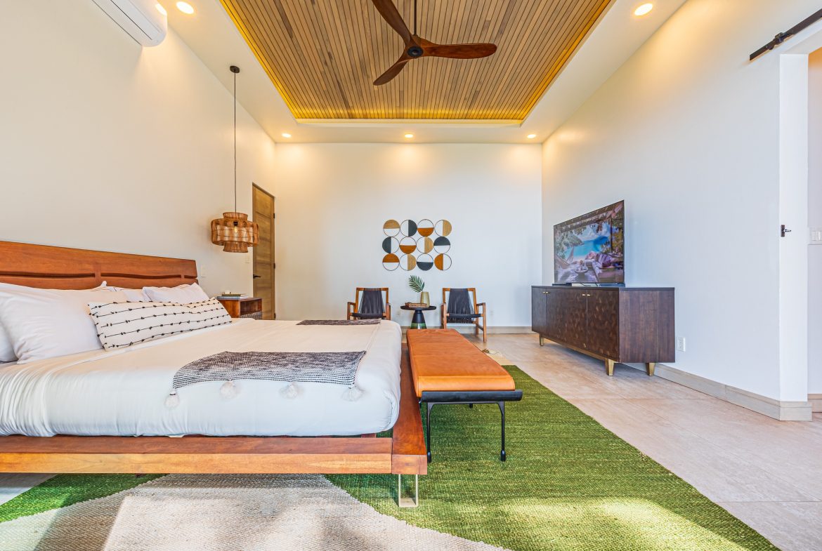 MAJESTIC LUXURY ESTATE WITH FIVE BEDROOMS IN ESCALERAS – 5.5 ACRES