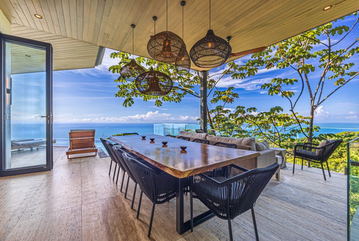 MAJESTIC LUXURY ESTATE WITH FIVE BEDROOMS IN ESCALERAS – 5.5 ACRES