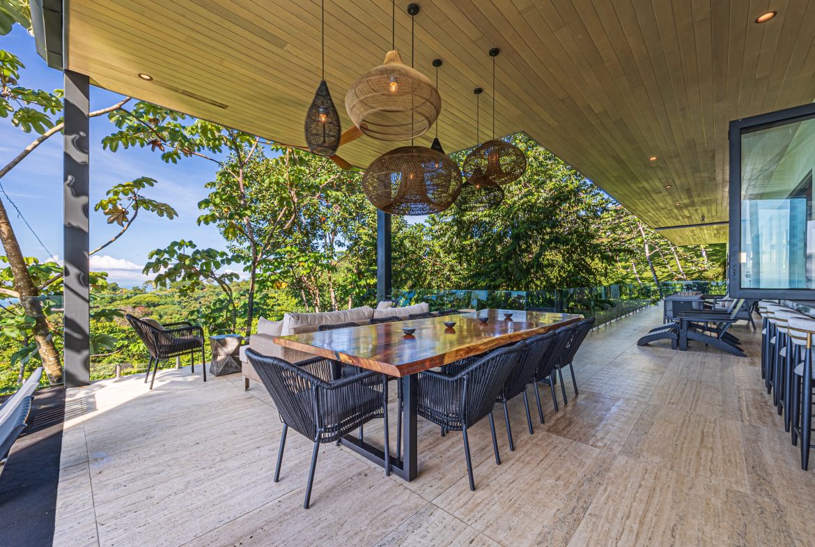 MAJESTIC LUXURY ESTATE WITH FIVE BEDROOMS IN ESCALERAS – 5.5 ACRES