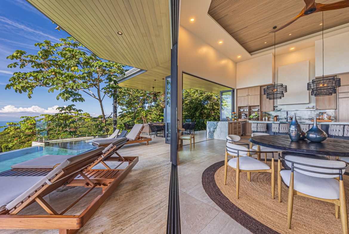 MAJESTIC LUXURY ESTATE WITH FIVE BEDROOMS IN ESCALERAS – 5.5 ACRES