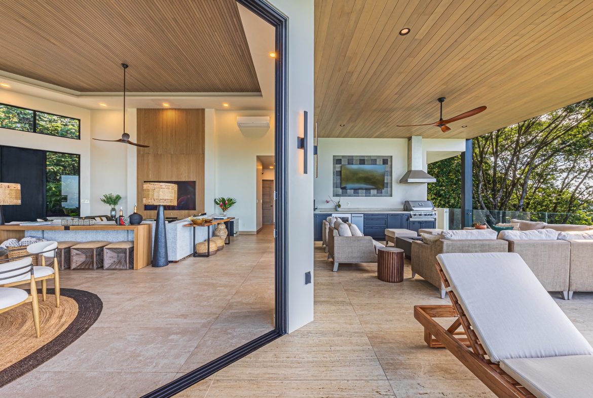 MAJESTIC LUXURY ESTATE WITH FIVE BEDROOMS IN ESCALERAS – 5.5 ACRES