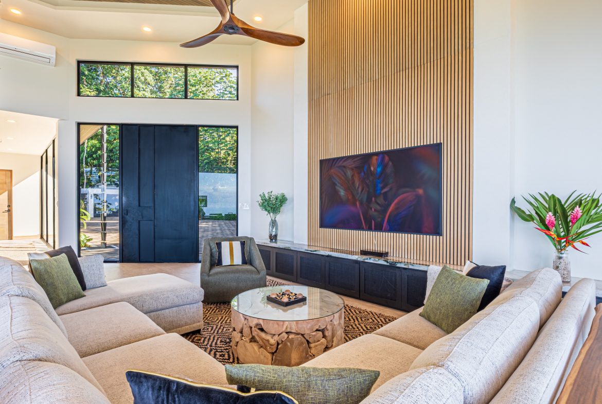 MAJESTIC LUXURY ESTATE WITH FIVE BEDROOMS IN ESCALERAS – 5.5 ACRES