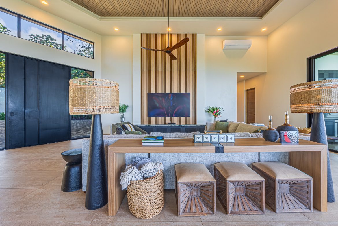 MAJESTIC LUXURY ESTATE WITH FIVE BEDROOMS IN ESCALERAS – 5.5 ACRES