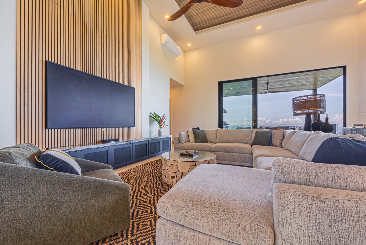 MAJESTIC LUXURY ESTATE WITH FIVE BEDROOMS IN ESCALERAS – 5.5 ACRES