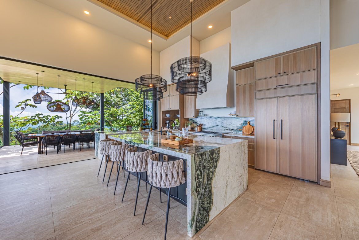 MAJESTIC LUXURY ESTATE WITH FIVE BEDROOMS IN ESCALERAS – 5.5 ACRES