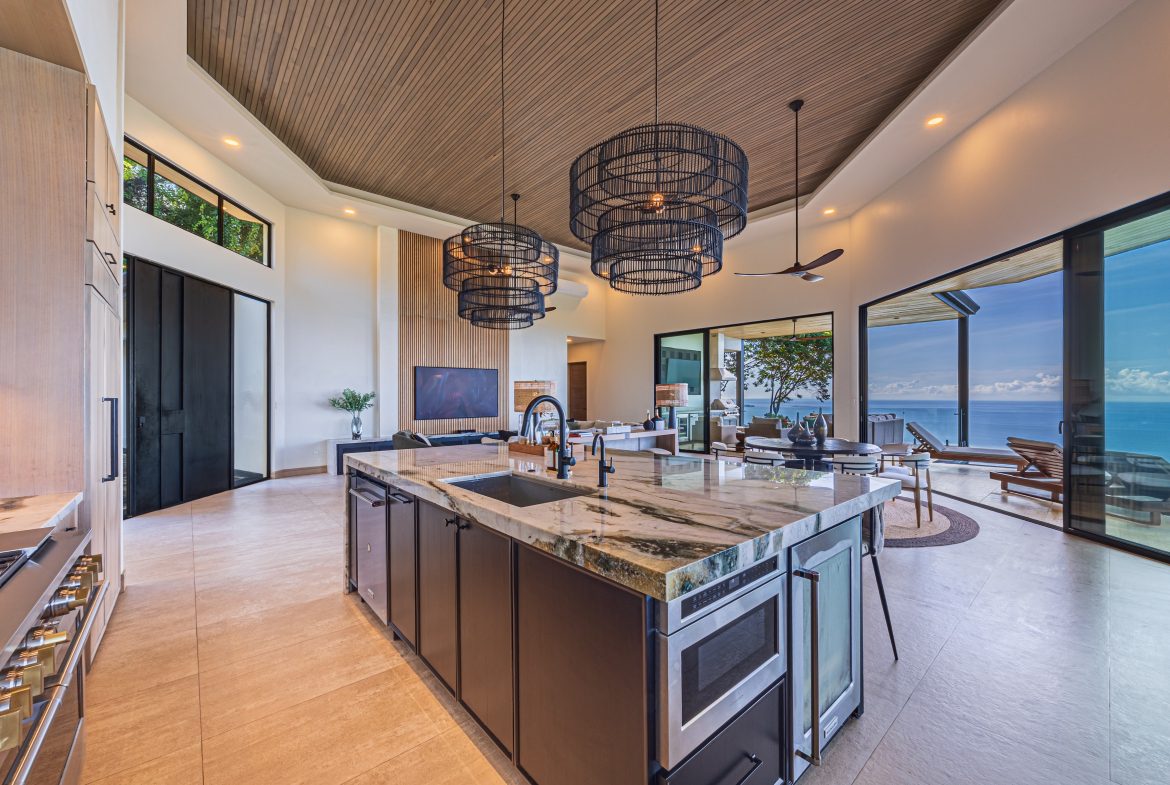 MAJESTIC LUXURY ESTATE WITH FIVE BEDROOMS IN ESCALERAS – 5.5 ACRES