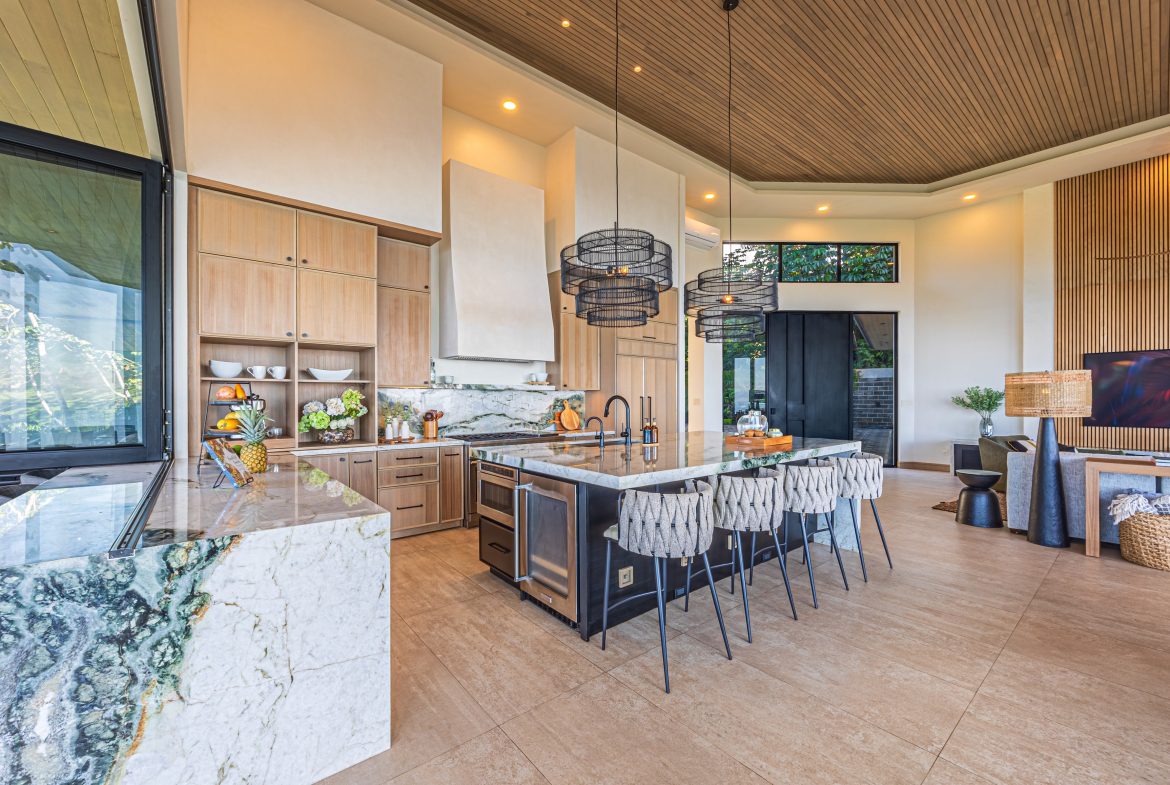 MAJESTIC LUXURY ESTATE WITH FIVE BEDROOMS IN ESCALERAS – 5.5 ACRES