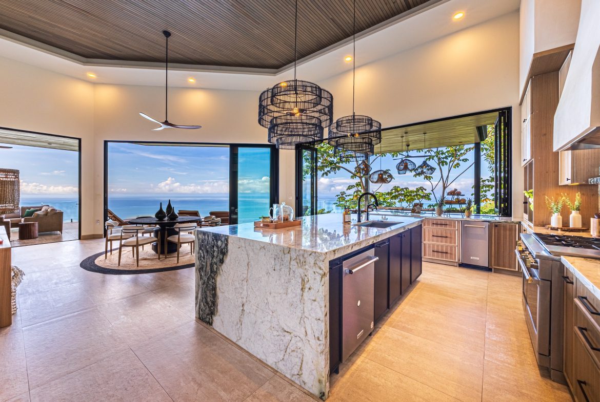 MAJESTIC LUXURY ESTATE WITH FIVE BEDROOMS IN ESCALERAS – 5.5 ACRES