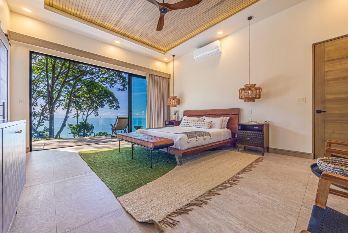 MAJESTIC LUXURY ESTATE WITH FIVE BEDROOMS IN ESCALERAS – 5.5 ACRES