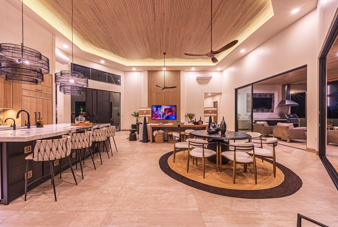 MAJESTIC LUXURY ESTATE WITH FIVE BEDROOMS IN ESCALERAS – 5.5 ACRES