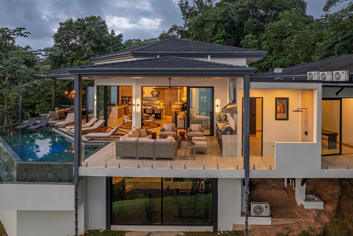 MAJESTIC LUXURY ESTATE WITH FIVE BEDROOMS IN ESCALERAS – 5.5 ACRES