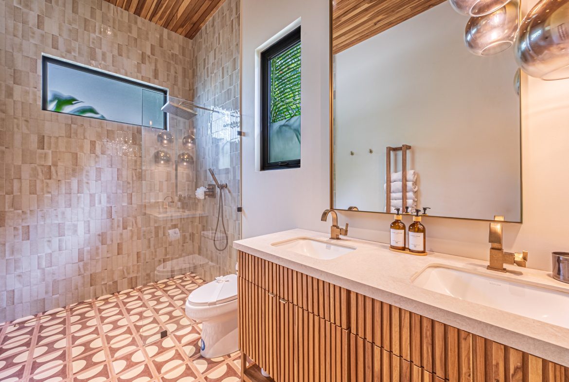 MAJESTIC LUXURY ESTATE WITH FIVE BEDROOMS IN ESCALERAS – 5.5 ACRES