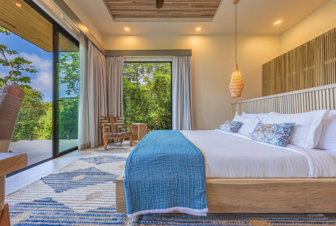 MAJESTIC LUXURY ESTATE WITH FIVE BEDROOMS IN ESCALERAS – 5.5 ACRES