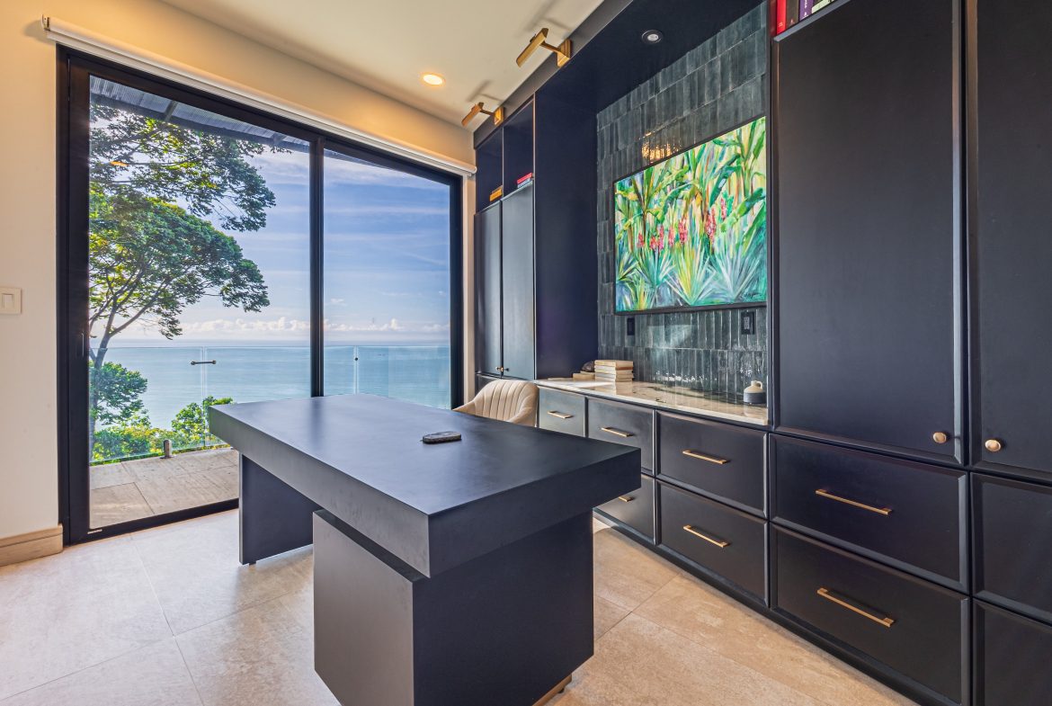MAJESTIC LUXURY ESTATE WITH FIVE BEDROOMS IN ESCALERAS – 5.5 ACRES