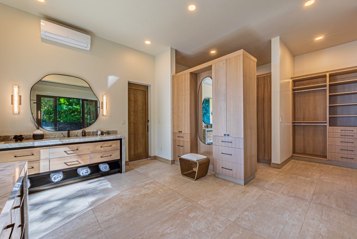 MAJESTIC LUXURY ESTATE WITH FIVE BEDROOMS IN ESCALERAS – 5.5 ACRES