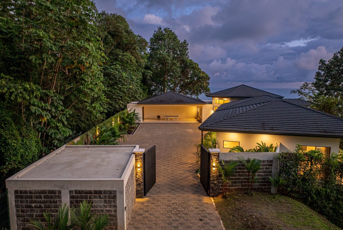 MAJESTIC LUXURY ESTATE WITH FIVE BEDROOMS IN ESCALERAS – 5.5 ACRES