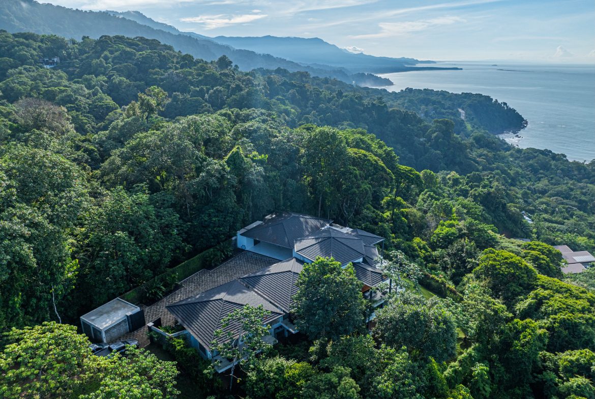MAJESTIC LUXURY ESTATE WITH FIVE BEDROOMS IN ESCALERAS – 5.5 ACRES