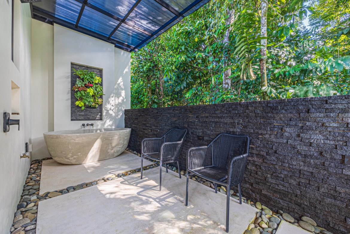MAJESTIC LUXURY ESTATE WITH FIVE BEDROOMS IN ESCALERAS – 5.5 ACRES