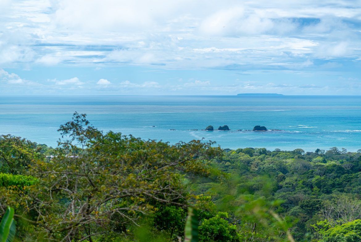 VILLA KRISTINA MOUNTAIN PROPERTY WITH OCEAN VIEWS AND A GUEST HOUSE, IN BALLENA – 3.8 ACRES