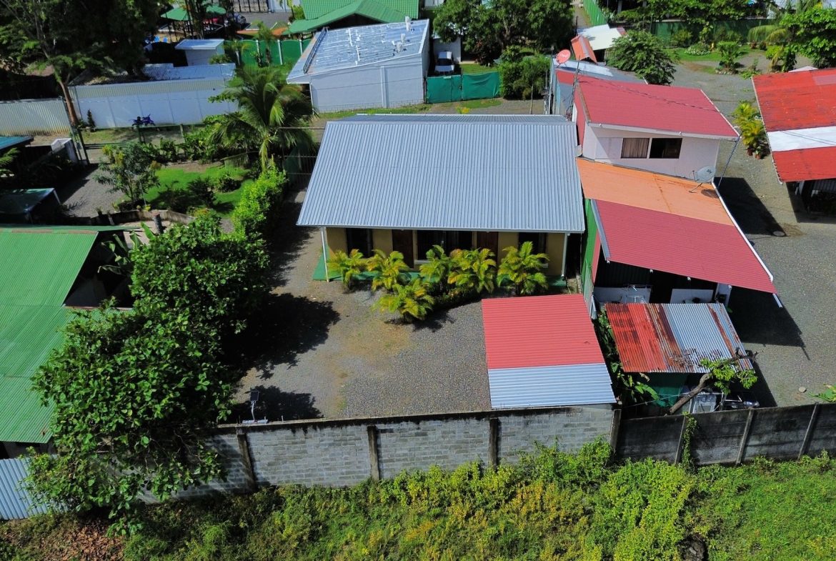 PROPERTY WITH FOUR BEDROOMS A STEPS OF THE BEACH, IN BAHIA BALLENA – 0.11 ACRES, Uvita, Costa Rica — photo 2
