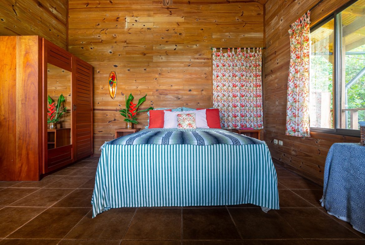 VILLA KRISTINA MOUNTAIN PROPERTY WITH OCEAN VIEWS AND A GUEST HOUSE, IN BALLENA – 3.8 ACRES