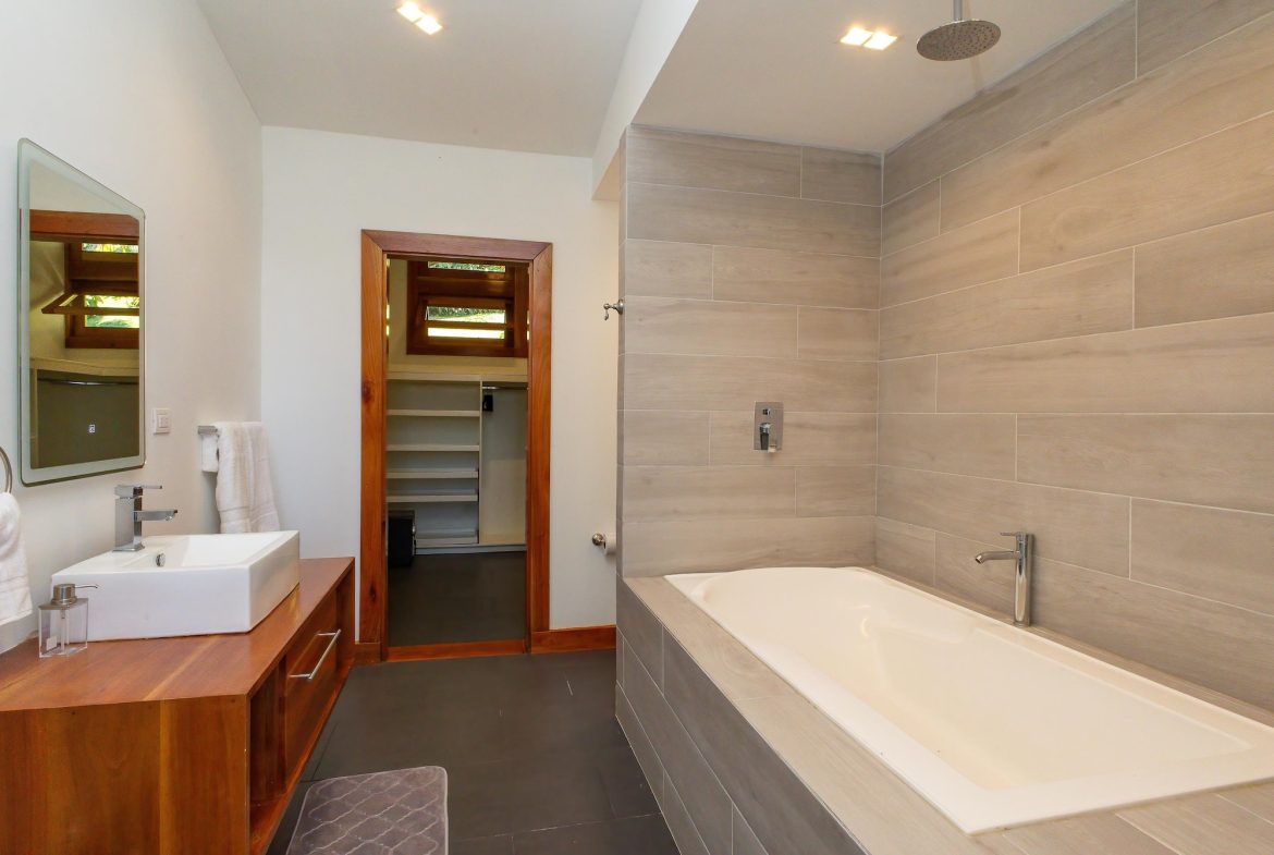 VILLA CHIRRIPO PROPERTY WITH PANORAMIC VIEWS OF THE MOUNTAINS AND SUNSET, IN RIVAS – 8.7 ACRES