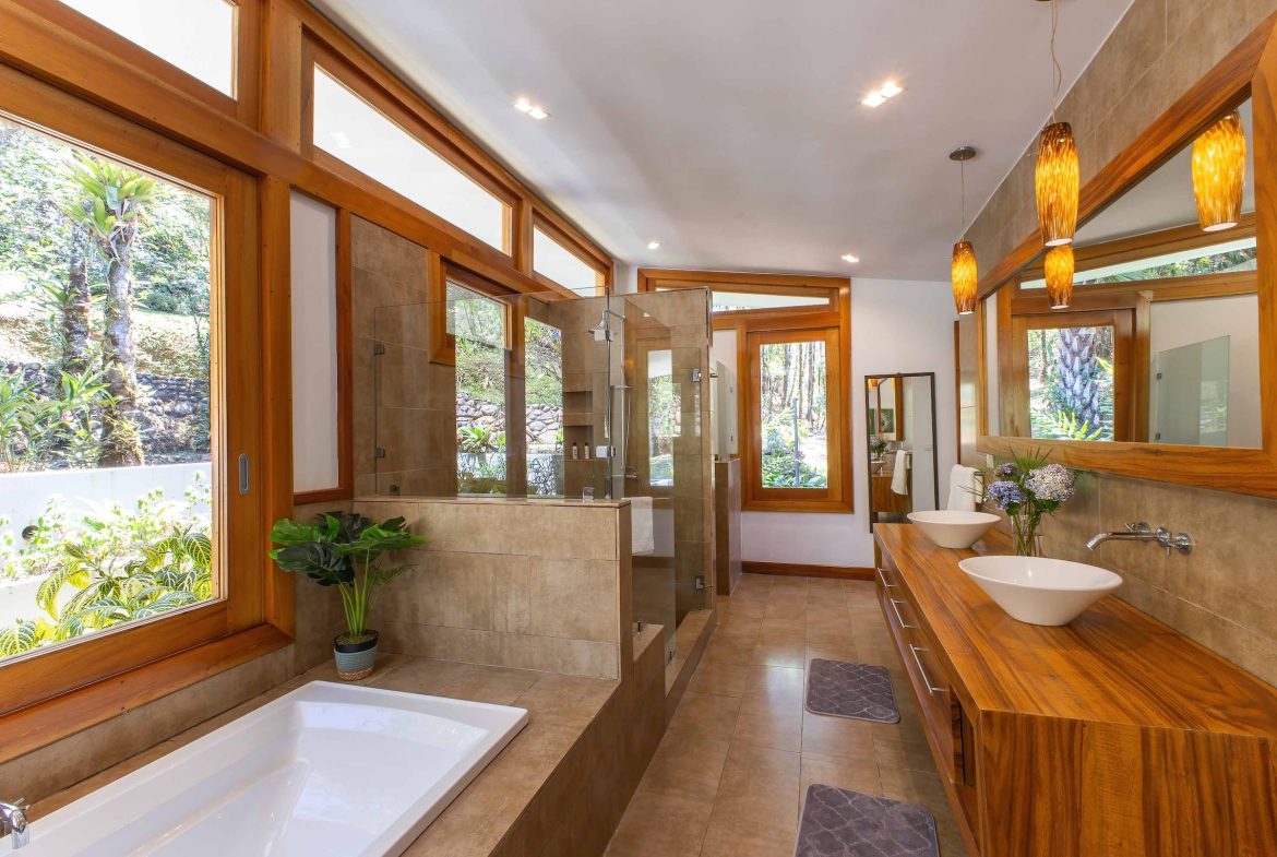 VILLA CHIRRIPO PROPERTY WITH PANORAMIC VIEWS OF THE MOUNTAINS AND SUNSET, IN RIVAS – 8.7 ACRES