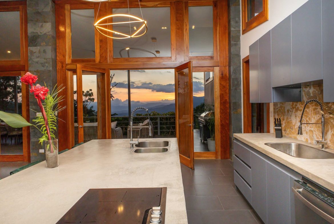 VILLA CHIRRIPO PROPERTY WITH PANORAMIC VIEWS OF THE MOUNTAINS AND SUNSET, IN RIVAS – 8.7 ACRES