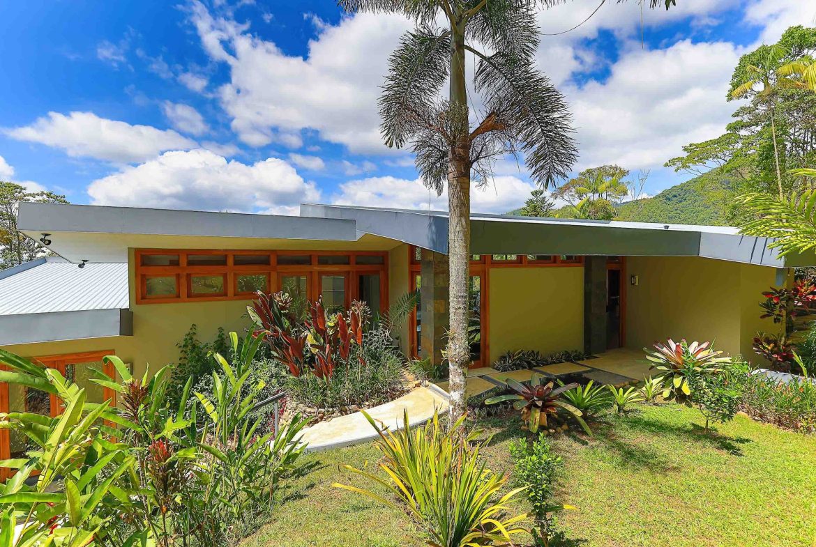 VILLA CHIRRIPO PROPERTY WITH PANORAMIC VIEWS OF THE MOUNTAINS AND SUNSET, IN RIVAS – 8.7 ACRES