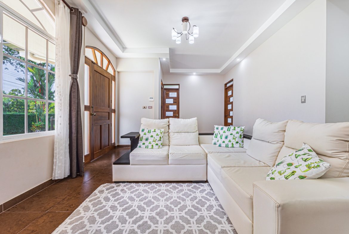 BEAUTIFUL PROPERTY WITH FIVE BEDROOMS, IN LOS LAURELES  STREET UVITA – 0.23 ACRES