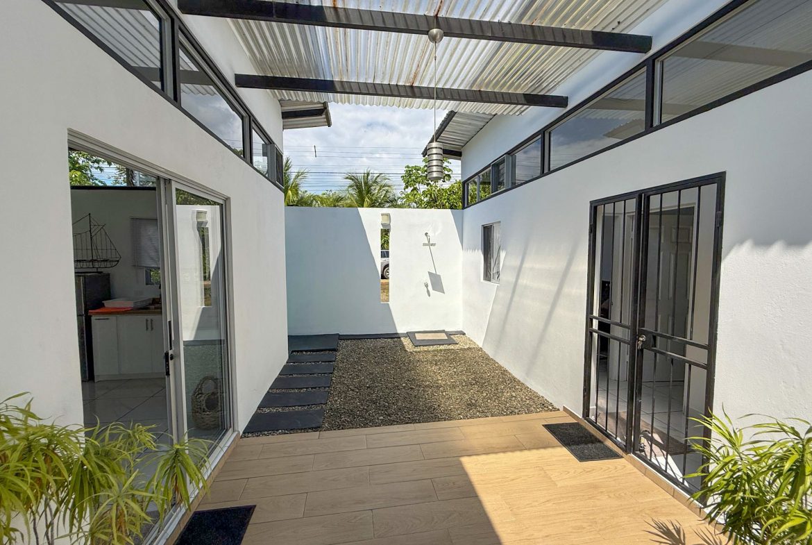 PROPERTY WITH TWO BEDROOM A STEPS OF THE BEACH, IN BAHIA BALLENA – 0.09 ACRES, Uvita, Costa Rica — photo 5