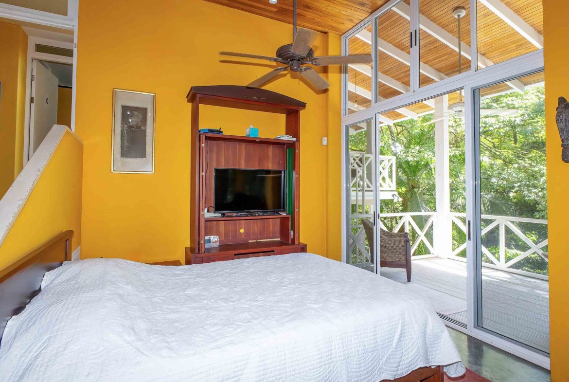 CASA AMABLE PROPERTY WITH THREE BEDROOM, IN MANUEL ANTONIO – 0.27 ACRES