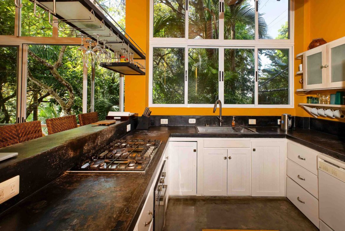 CASA AMABLE PROPERTY WITH THREE BEDROOM, IN MANUEL ANTONIO – 0.27 ACRES