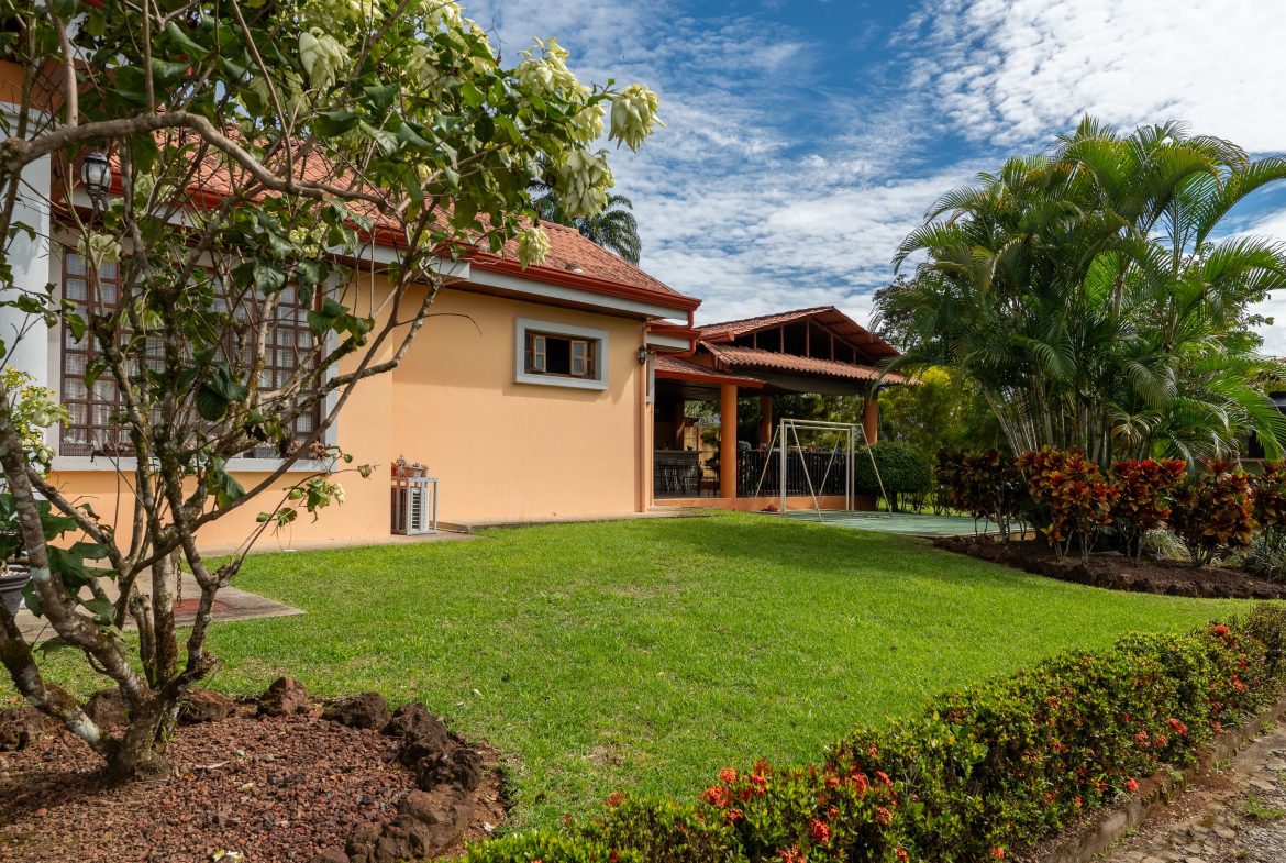 PROPERTY MULTI FAMILY WITH FIVE BEDROOMS, IN PEREZ ZELEDON – 0.26 ACRES, Uvita, Costa Rica — photo 3