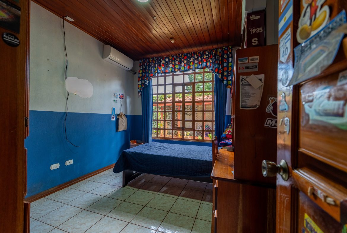 PROPERTY MULTI FAMILY WITH FIVE BEDROOMS, IN PEREZ ZELEDON – 0.26 ACRES
